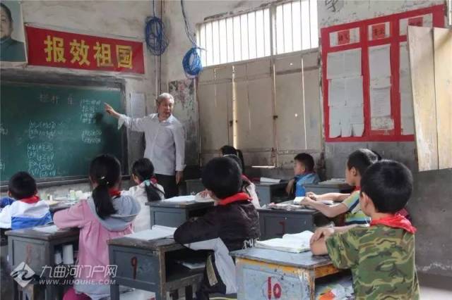 资阳这群志愿者来到伍隍新佛小学,与孩子们这样过节.