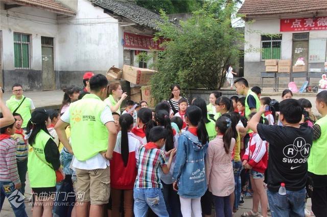 资阳这群志愿者来到伍隍新佛小学,与孩子们这样过节.