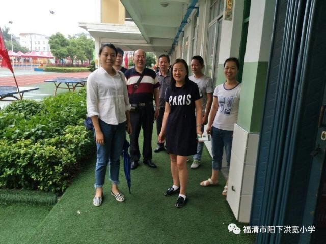 阳下街道关工委的领导们也来洪宽小学走访慰问啦,与孩子们共度"六一"