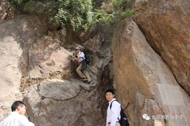 蒋介石藏身处 当年蒋介石就是从这条石缝上去,藏身于虎纹石后,今天