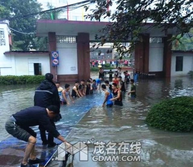 高州石鼓中学水浸大门每年上演,学生搬台搭路过校门!