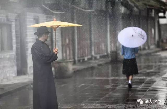 像梦中飘过一枝丁香地, 我身旁飘过这个女郎; 她默默地远了,远了, 到