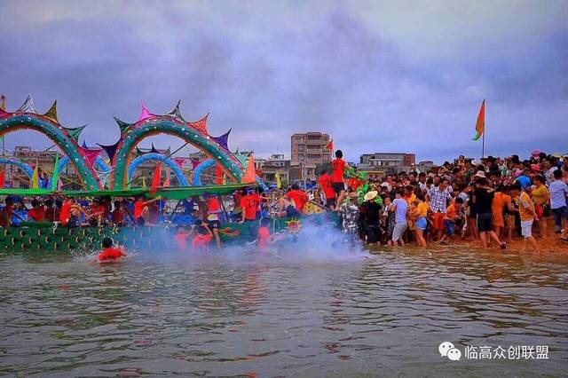 来自调楼镇黄龙村,青龙村,调楼村及新盈镇昆社村 船上还配备着锣鼓等