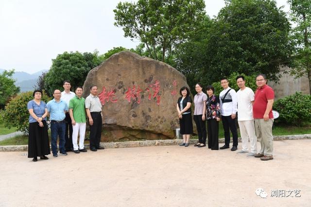 张志学热情接见了大瑶镇强盛龙狮艺术团团长,浏阳市民协副主席彭勇,并