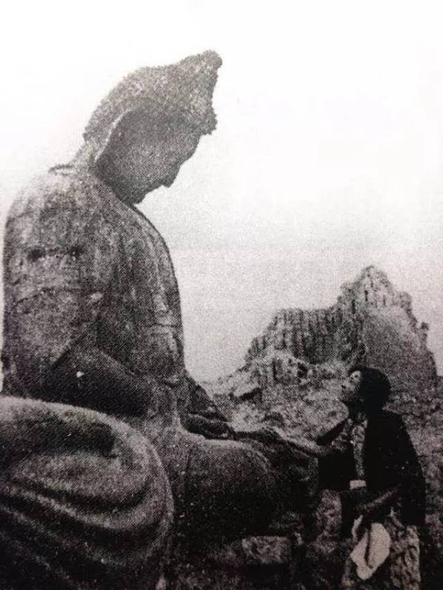 一文中曾详细记录了灵岩寺被人为拆毁后的惨状,林徽因与铁佛对视的老