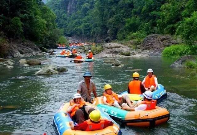 岑溪白霜涧漂流风景区位于岑溪市南渡镇白霜涧风景区内,是集山,水,林