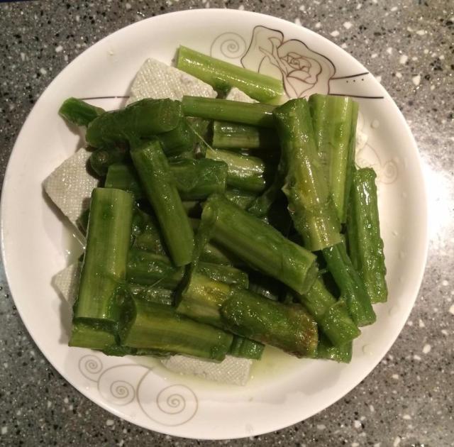 苋菜梗相对味道没那么浓郁,味道都在墨绿色的卤汁中,吸吮起来微臭之余