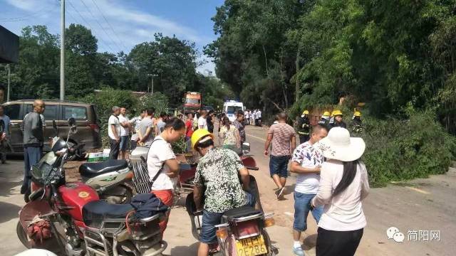 简阳市草池镇简三路又发生一起车祸,大祸车撞上摩托车(内附多图及现场