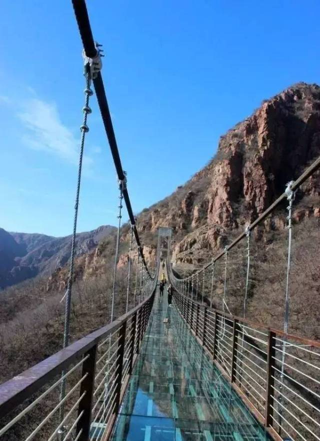 景区地址:河南省新乡市辉县薄壁镇 乘车路线:郑州中心站有到宝泉景区