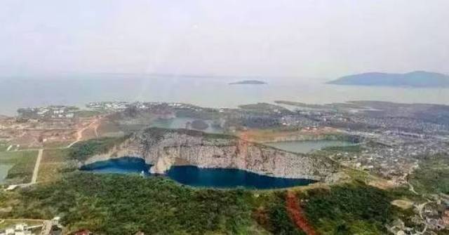 元山宕口 西山岛的前湾村,有一处地方藏着一份在翘角飞檐,粉墙黛瓦的