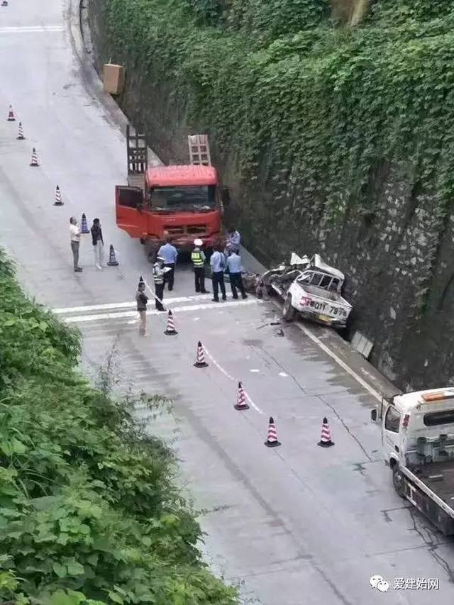 不幸!今晨建始红土坪209绕城线路段,挖机拖车与教练车相撞(图 视频)