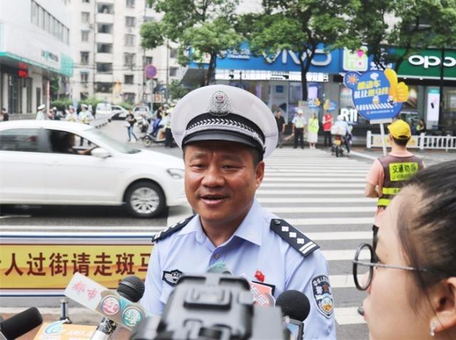 行动首日,温州市公安局党委委员,交警支队长徐志宏上路督导并接受