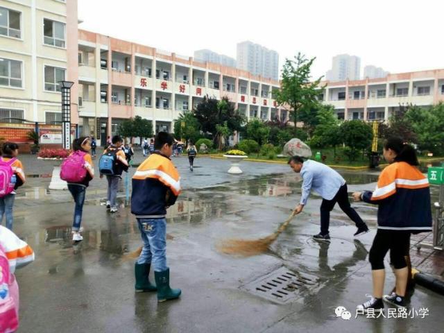 杜锦州主任带领学生扫地.图片