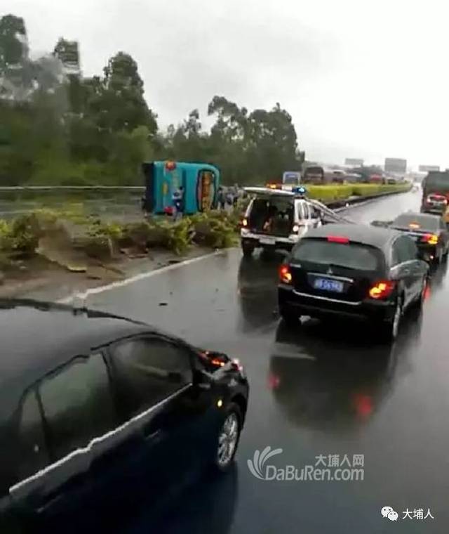 雨天路滑,提醒广大司机朋友,开车一定要注意行车安全,尽量慢一点!