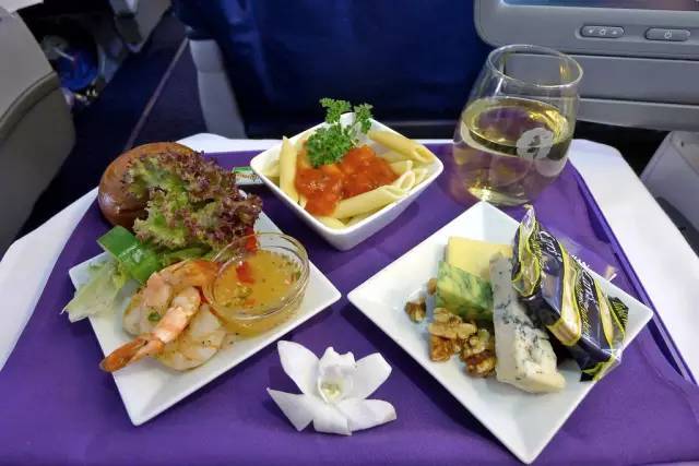 怒赞川航"喂猪般温暖"的服务,这些飞机餐让我觉得自己坐了假飞机!