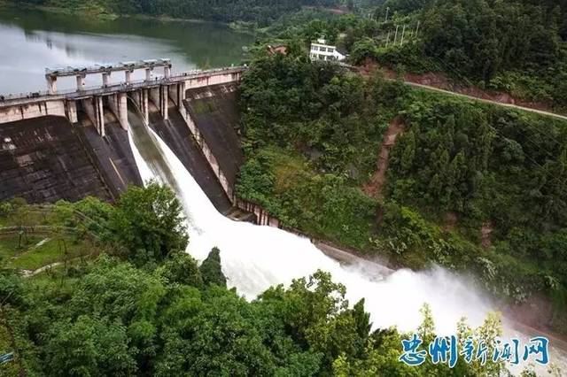 忠县白石水库开闸泄洪场面实在太壮观了!