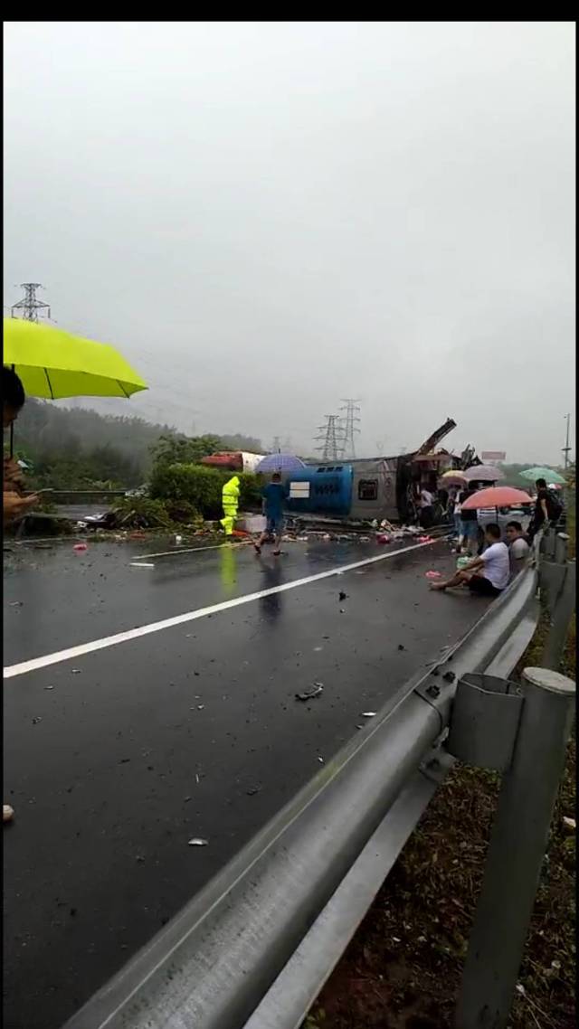 今日聚焦,惠河高速城南路段双向车道发生严重车祸(附视频)