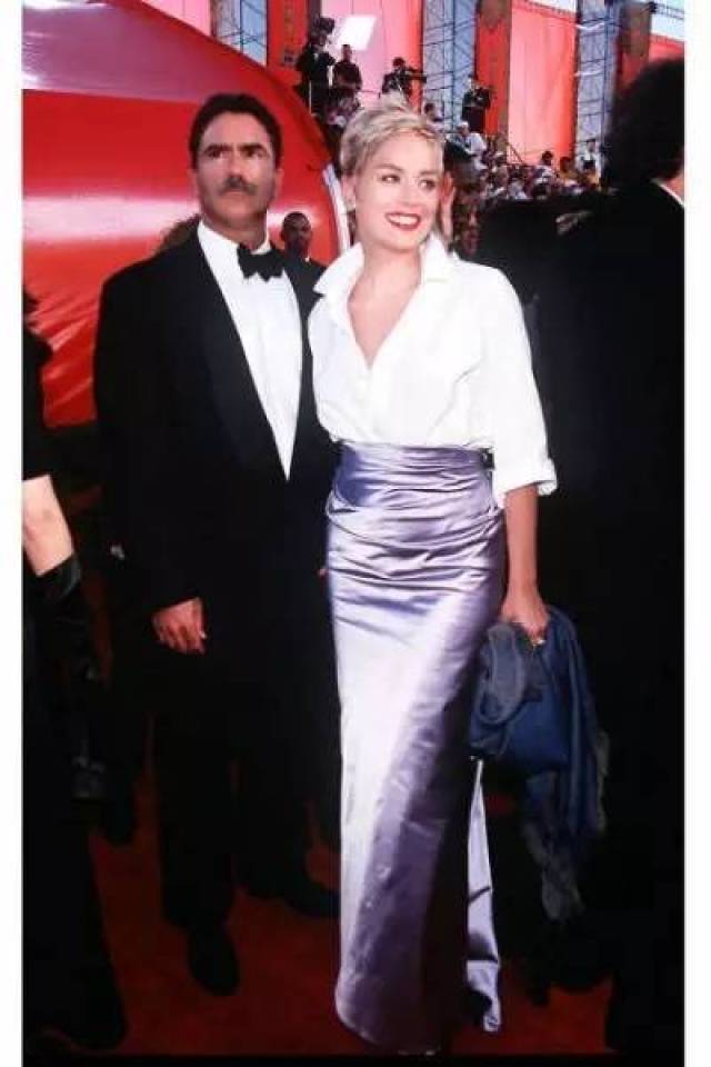 在1998年,莎朗·斯通在第70届奥斯卡上穿着王薇薇设计的淡紫色长裙的