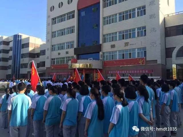 哈密石油高级中学高二学生朱翰林代表全体学生发声亮剑,进行表态.