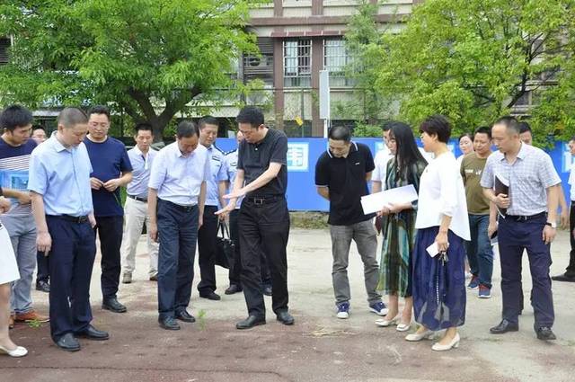 顺庆区人民政府区长刘松莅临三原学校检查安全工作