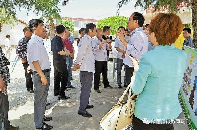 即使在2014年春节期间,庞建军和教育局的班子成员及机关同志,也没有