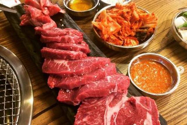 来韩国吃不起牛肉?这家店100块左右软妹币牛肉随便吃