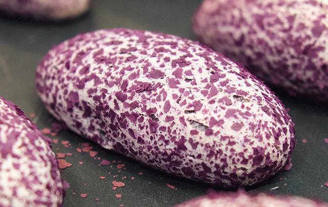 紫薯片还使这款紫薯小点心表面拥有独特的纹理,看起来特别像紫色的