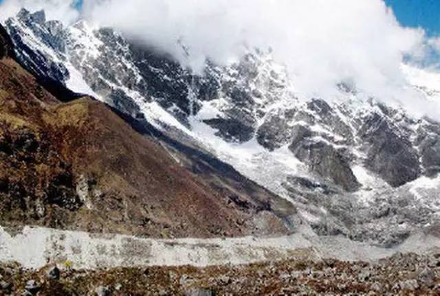 一份名为《尼泊尔喜马拉雅山珠峰地区冰川变化模拟》的研究报告称:"