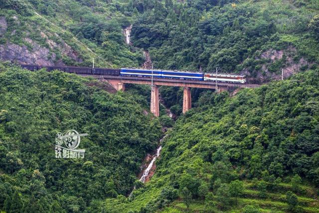 铁影|蜿蜒在大山深处—川黔铁路运转记其二