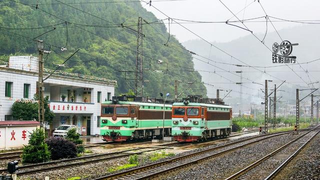 内昆线昭通至盐津区段"大3b"在前,韶山3在后,与川黔线凉风垭至蒙渡区