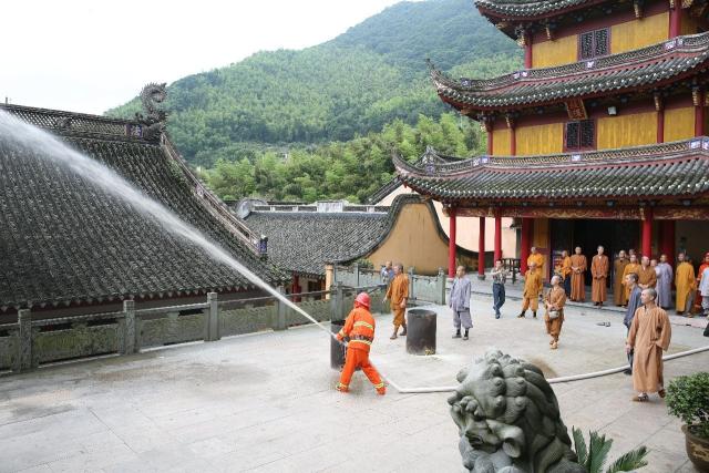 象山县宗教局联合县消防大队及县各寺院在等慈禅寺举办消防安全培训