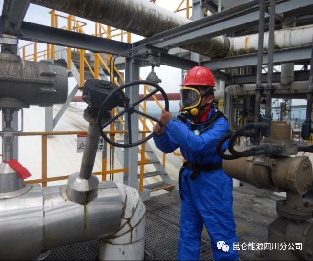 事故抢险组人员穿戴防冻服进入泄漏地点关闭阀门