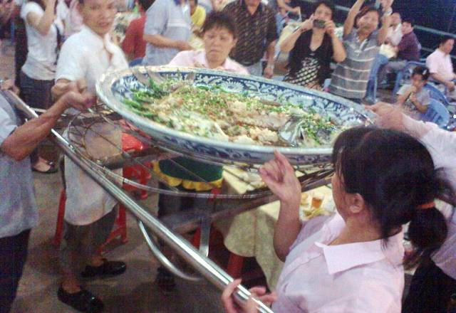 顺德四人抬大鱼是一种饮食文化了,以前也是闻所未闻.