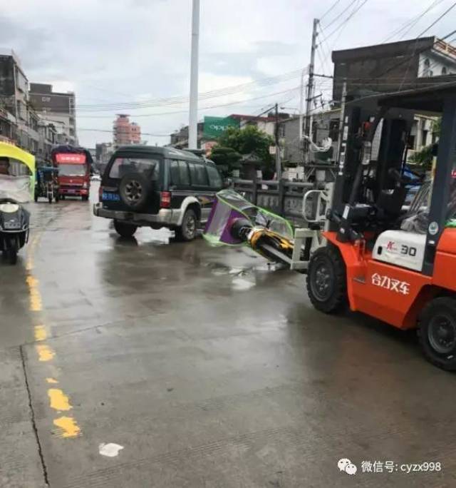 今日贵屿镇龙港桥奇怪的车祸现场!只摩托屁股被插住了