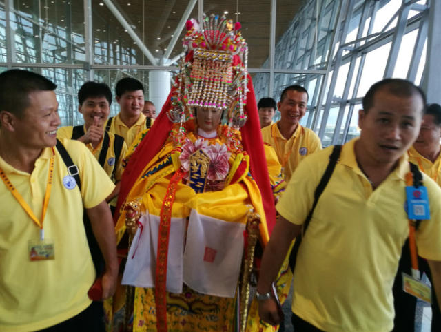 妈祖金身坐飞机头舱出国, 登机牌定制(国外现场多图)