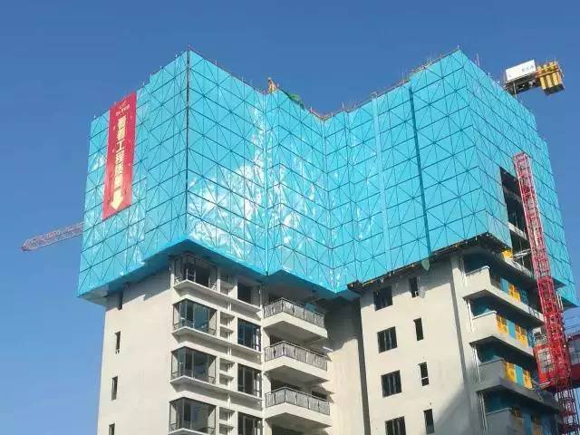 碧桂园东江月自升式外爬架 随着建筑主体进行攀升 与铝模工艺项目