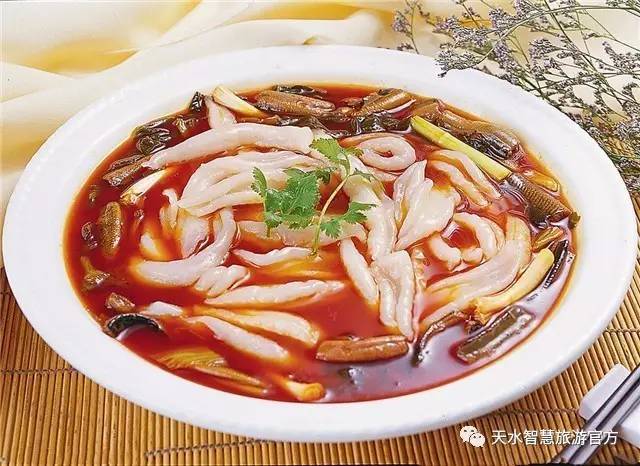 面鱼 面鱼是天水夏天常见的一种面食,在天水方言里又称为"锅走",后来