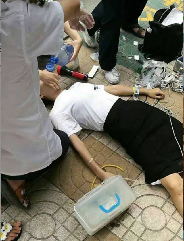 赣州长征大道公交站一女孩突然身亡,其亲属正寻找目击