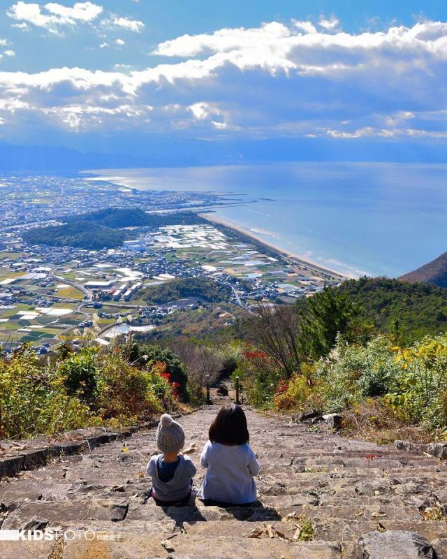 日本爸爸在天地间拍摄的姐弟小小背影,是世界上最美丽