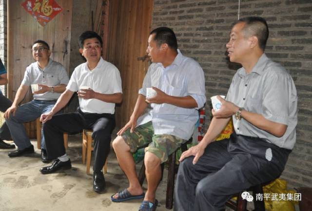 6月28日,南平市副市长钟文龙到渭田镇潘墩村挂点贫困户潘慧明家中走访