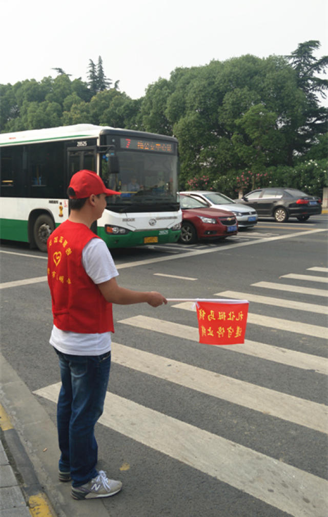 助力文明交通,车城青年志愿者成十字路口靓丽风景