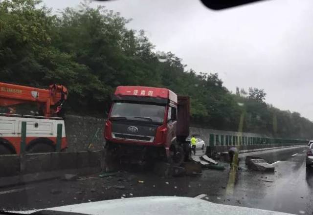 下雨天,晋城发生这么多车祸!尤其是凤台街这里.