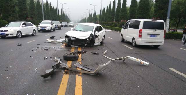 下雨天,晋城发生这么多车祸!尤其是凤台街这里.