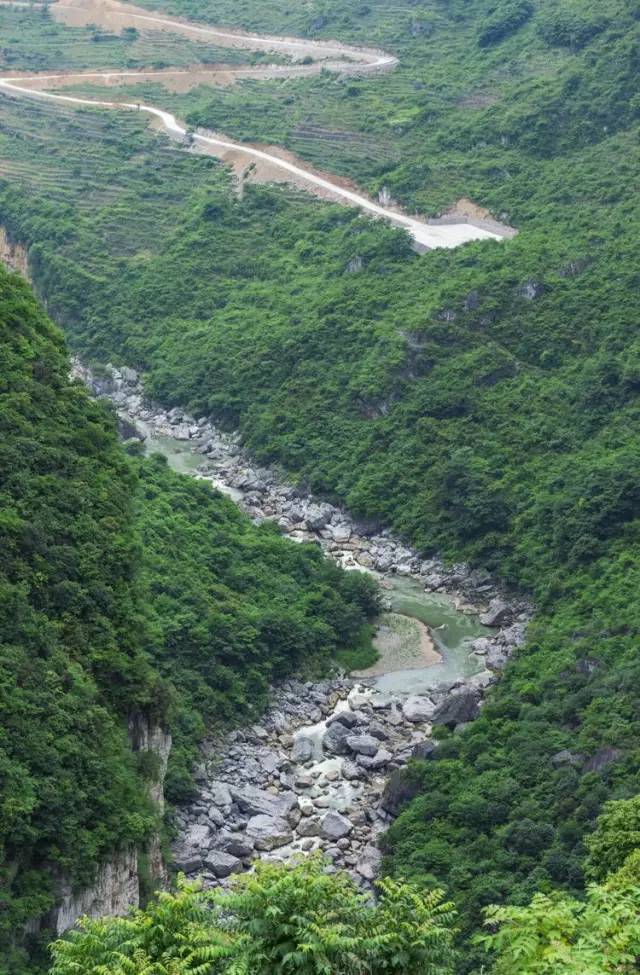 站在高处,对面毕节市七星关区林口镇的鸡鸣三省"旭日东升"纪念碑清晰