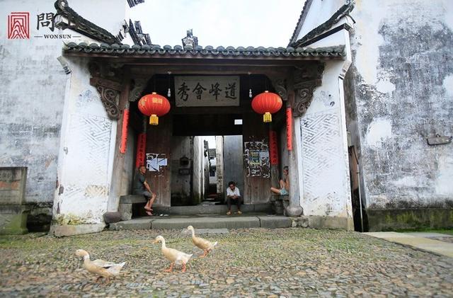 与北方引人注目的寺庙建筑不同,南方汉族村落中的祠堂往往更引人注目