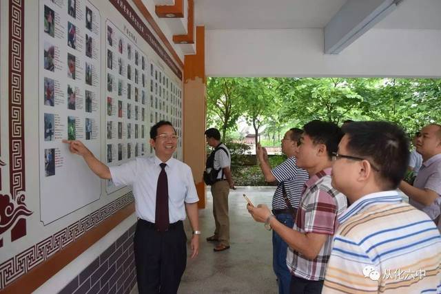 邱榕基校长为培训班学员介绍我校名师