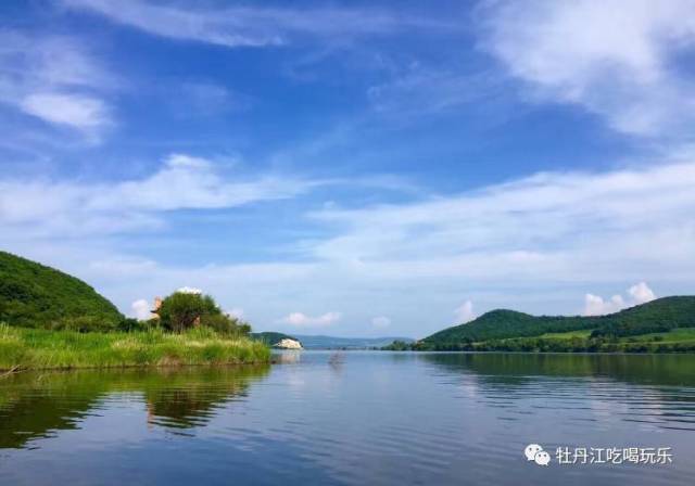 水清沙幼,蓝天白云,享有"东北夏威夷"的美名,它就是【葫芦湾度假村!