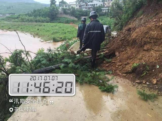 二塘镇杨承东书记水位上涨后第一时间巡河