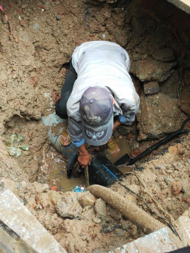 根据现场情况,维修人员经过认真研究,决定采用人工开挖抢修方案.