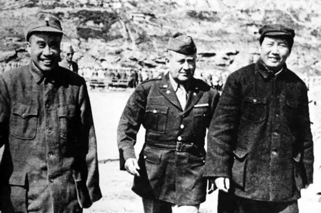 图为1944年11月1日,,朱德等和观察组组长包瑞德在延安